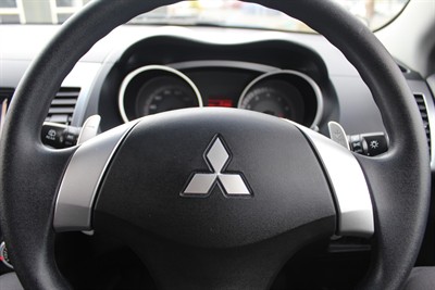 2006 Mitsubishi Outlander - Thumbnail