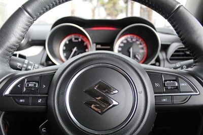 2022 Suzuki Swift - Thumbnail
