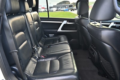 2015 Toyota Landcruiser - Thumbnail