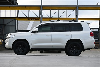 2015 Toyota Landcruiser - Thumbnail