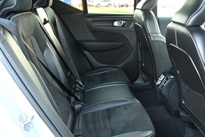 2021 Volvo Xc40 - Thumbnail