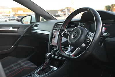 2017 Volkswagen Golf - Thumbnail