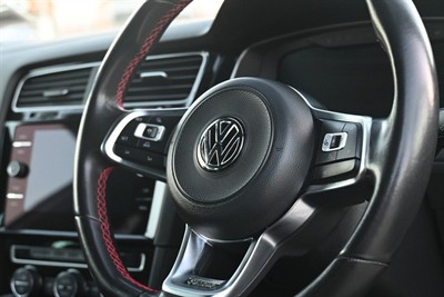 2017 Volkswagen Golf - Thumbnail