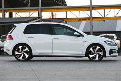 2017 Volkswagen Golf - Thumbnail