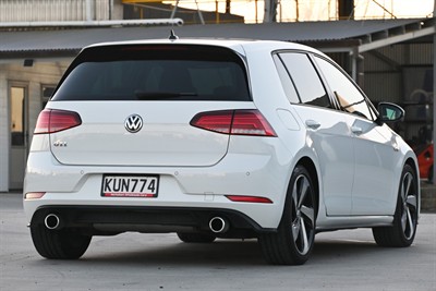 2017 Volkswagen Golf - Thumbnail