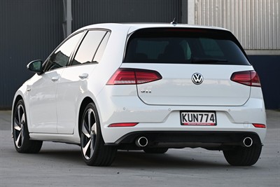 2017 Volkswagen Golf - Thumbnail