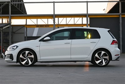 2017 Volkswagen Golf - Thumbnail