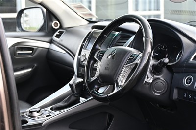 2015 Mitsubishi Pajero Sport - Thumbnail