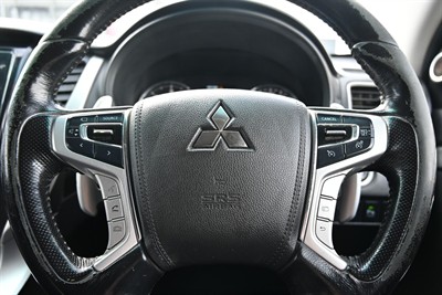 2015 Mitsubishi Pajero Sport - Thumbnail