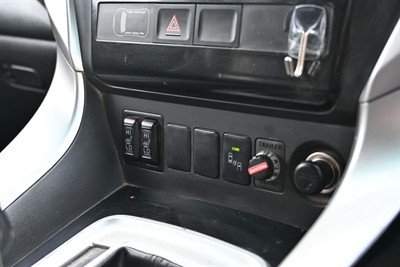 2015 Mitsubishi Pajero Sport - Thumbnail