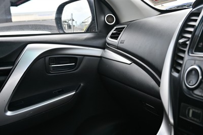 2015 Mitsubishi Pajero Sport - Thumbnail