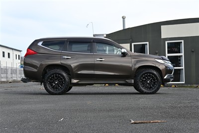 2015 Mitsubishi Pajero Sport - Thumbnail