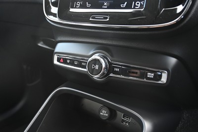 2022 Volvo Xc40 - Thumbnail