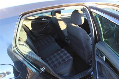 2015 Volkswagen Golf - Thumbnail
