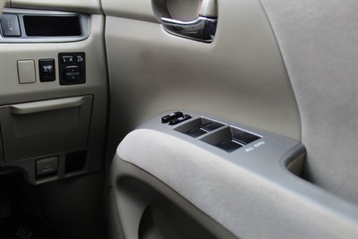 2006 Toyota Estima - Thumbnail