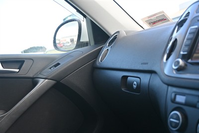 2009 Volkswagen Tiguan - Thumbnail