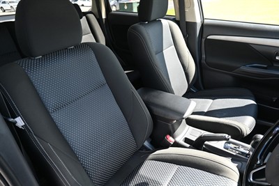 2016 Mitsubishi Outlander - Thumbnail