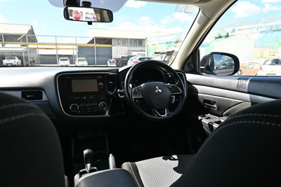 2016 Mitsubishi Outlander - Thumbnail