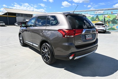 2016 Mitsubishi Outlander - Thumbnail