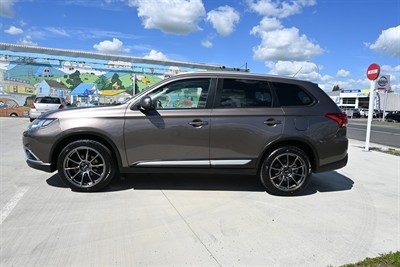 2016 Mitsubishi Outlander - Thumbnail