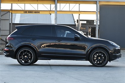 2016 Porsche Cayenne - Thumbnail