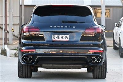 2016 Porsche Cayenne - Thumbnail