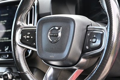 2021 Volvo Xc40 - Thumbnail