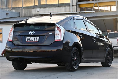 2015 Toyota Prius - Thumbnail