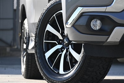 2017 Mitsubishi Pajero Sport - Thumbnail