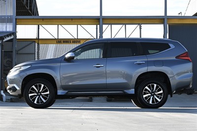 2017 Mitsubishi Pajero Sport - Thumbnail