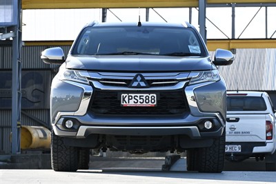 2017 Mitsubishi Pajero Sport - Thumbnail