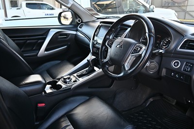 2017 Mitsubishi Pajero Sport - Thumbnail