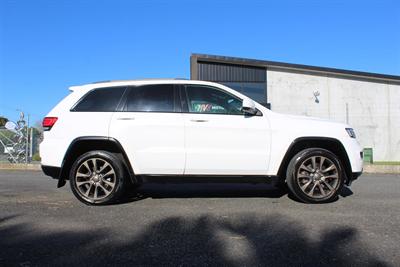 2016 Jeep Grand Cherokee - Thumbnail